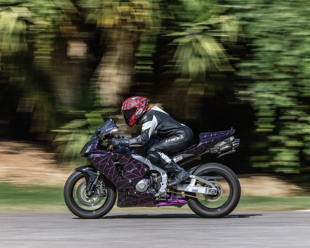 Η Μαρία οδηγεί γρήγορα ένα Honda CBR600RR στην πίστα– Gas Rider Stories #2